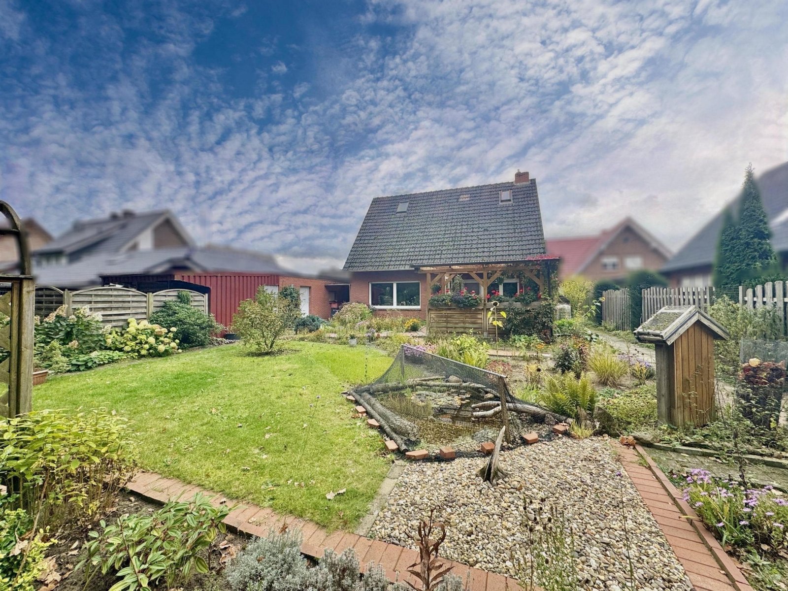 Hinteransicht mit Garten Hinteransicht mit Garten