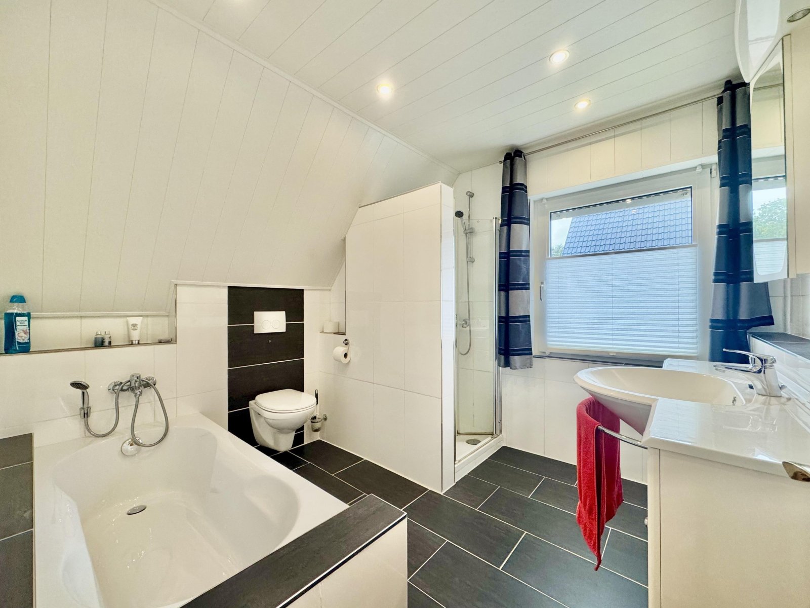 Badezimmer mit Badewanne OG Badezimmer mit Badewanne OG