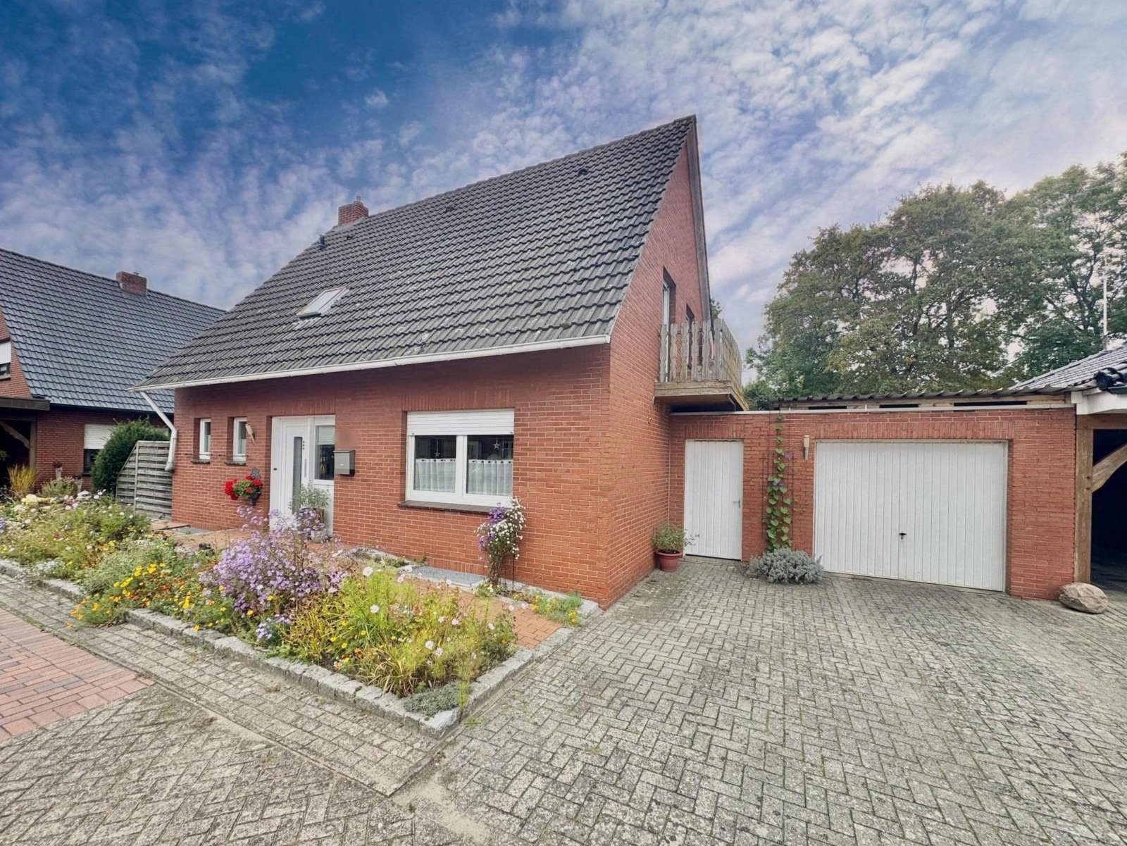 Vorderansicht mit Garage und Stellplatz Vorderansicht mit Garage und Stellplatz