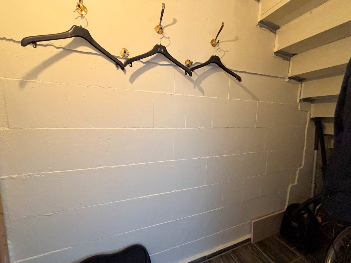 Abstellraum unter der Treppe Abstellraum unter der Treppe