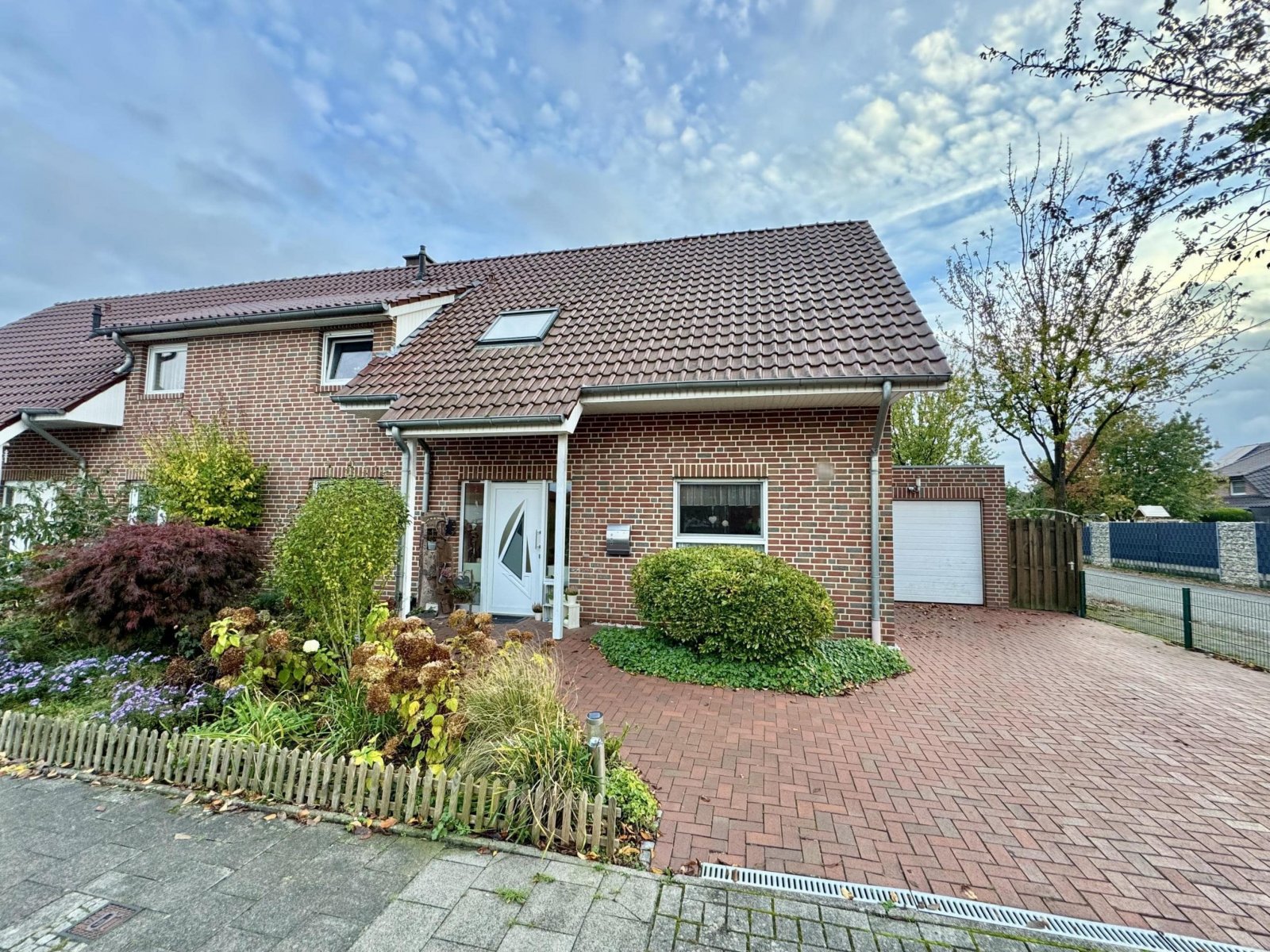 Nordhorn: Familienfreundliches Einfamilienhalbhaus mit Garage in Nordhorn-Stadtflur 