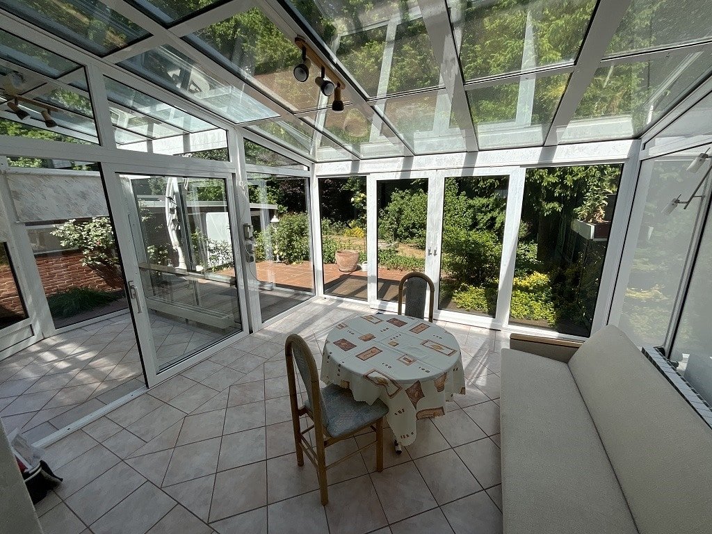 Wintergarten mit Blick in den Garten