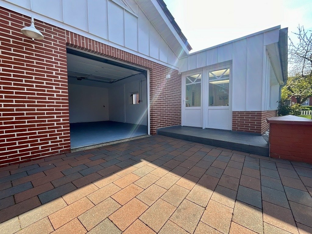 Einzelgarage mit elektronischem Sektionaltor