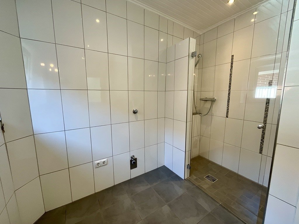 Bad im Erdgeschoss mit Waschmaschinenanschluss