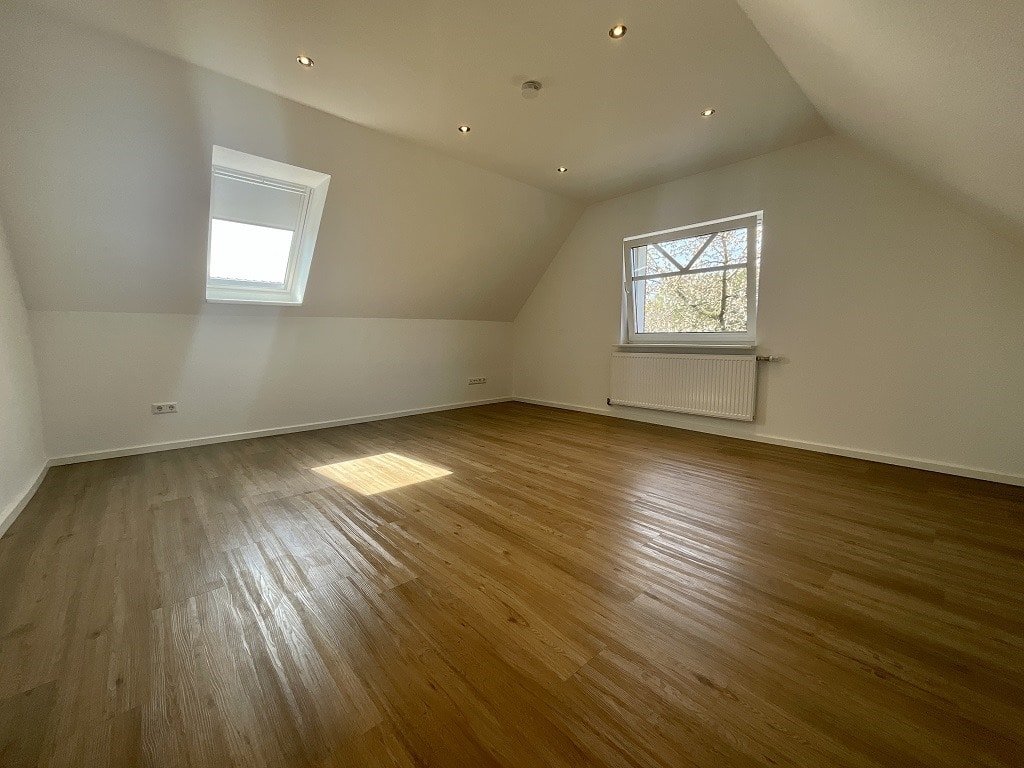 Großzügiges Schlafzimmer im Dachgeschoss