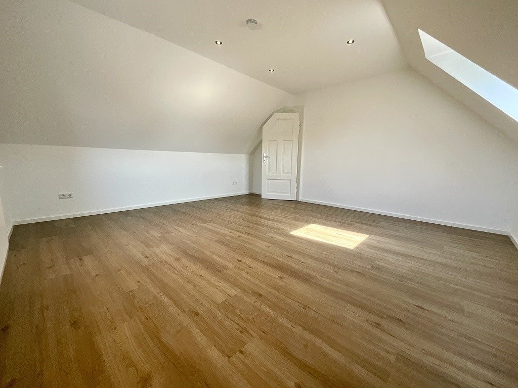 Großzügiges Schlafzimmer im Dachgeschoss