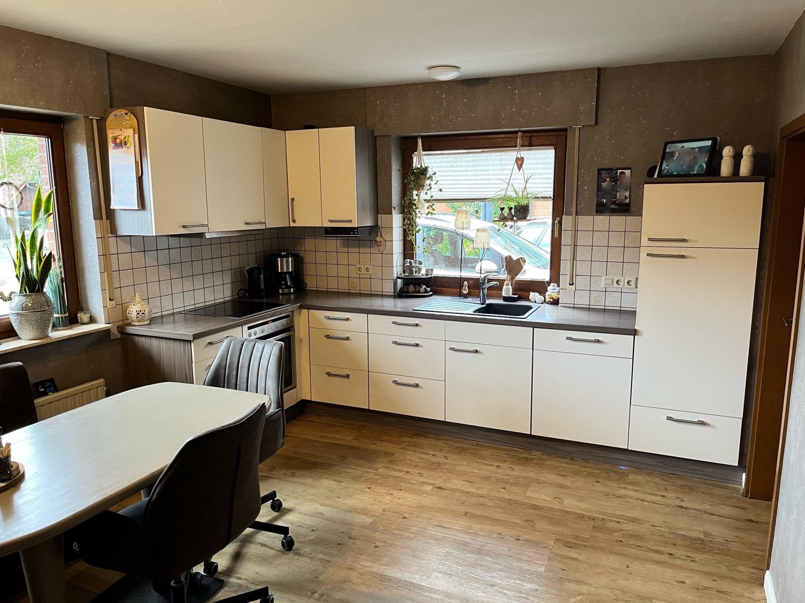 Küche mit Einbauküche