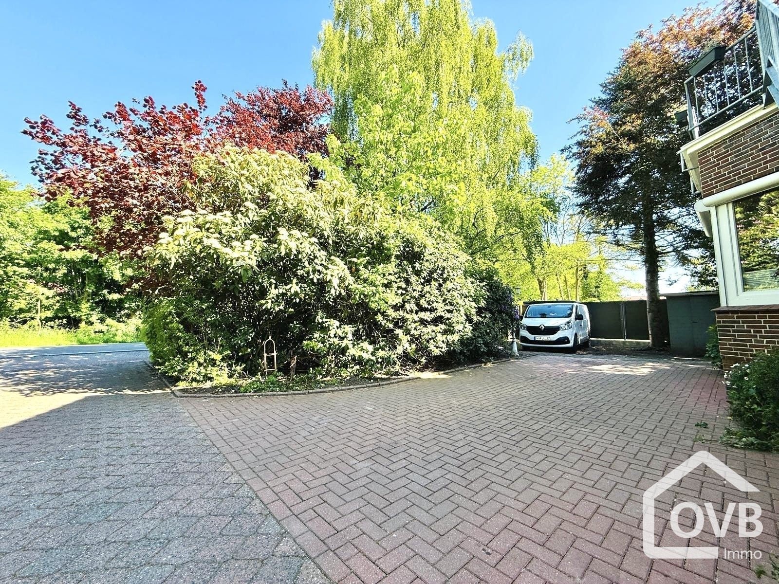 Einfahrt /Parkplätze