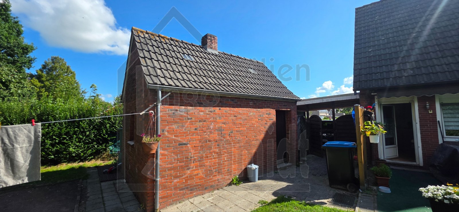 Nebengebäude & Durchgang Carport