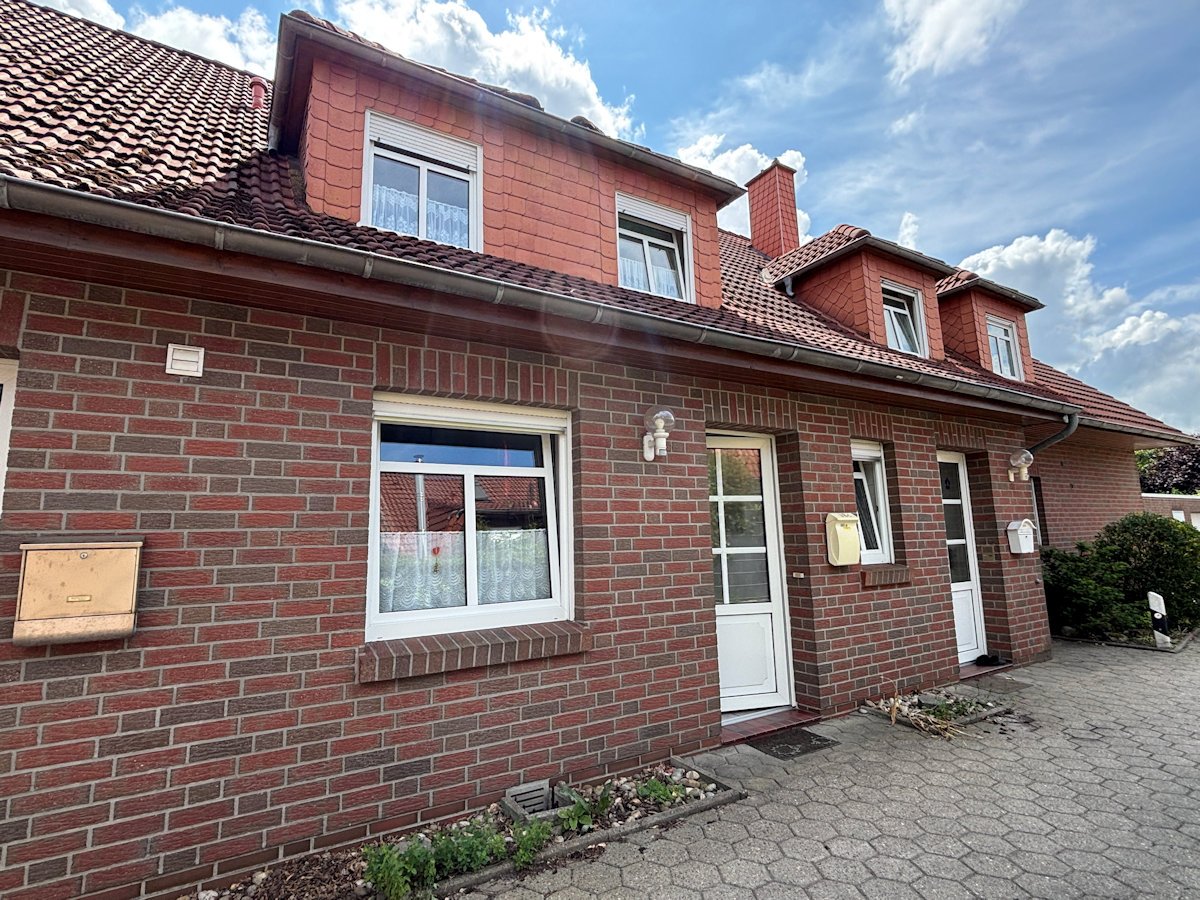 Schortens: Reihenmittelhaus mit Sonnenterrasse und Balkon 