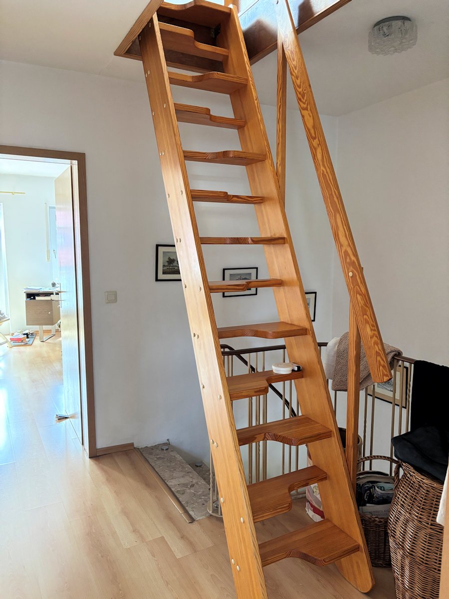 Treppe zum Abstellraum im Spitzboden