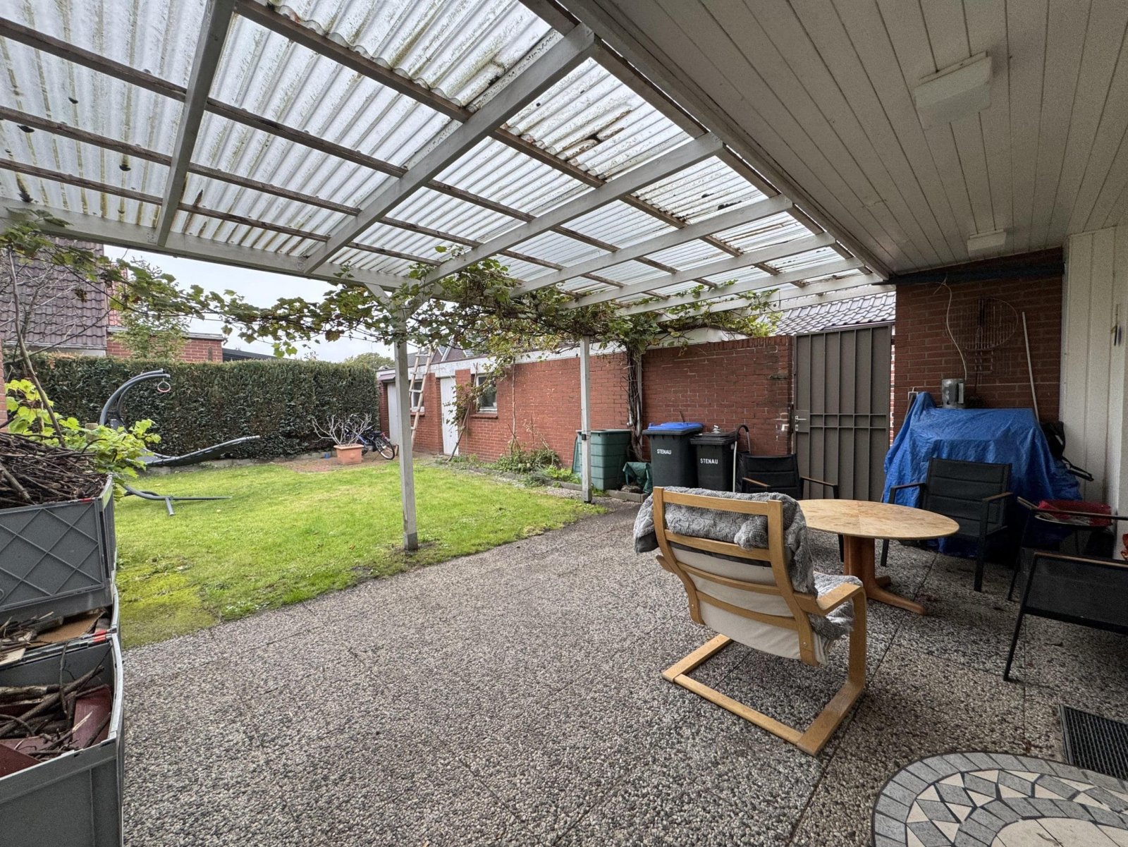 Überdachte Terrasse mit Garten