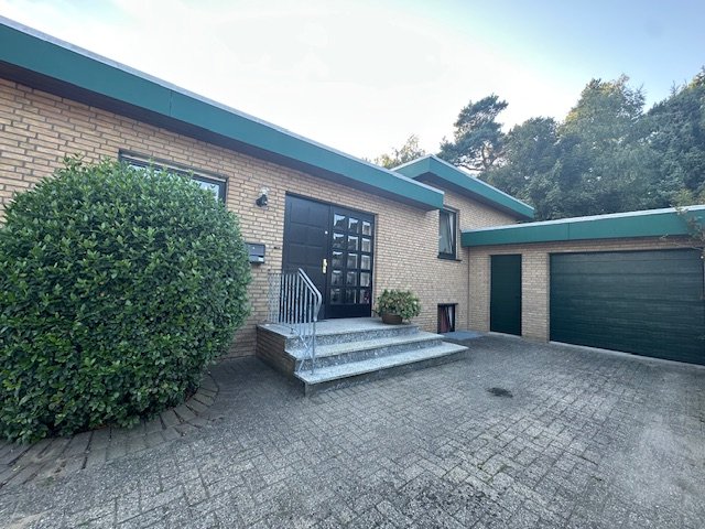 Hauseingang und Garage