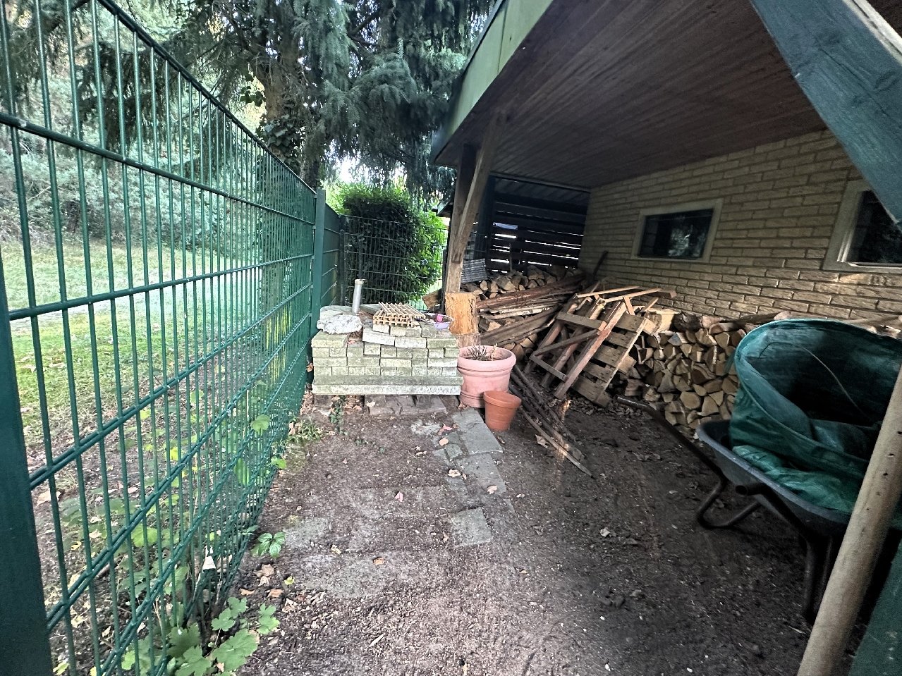 Holzlager hinter der Garage