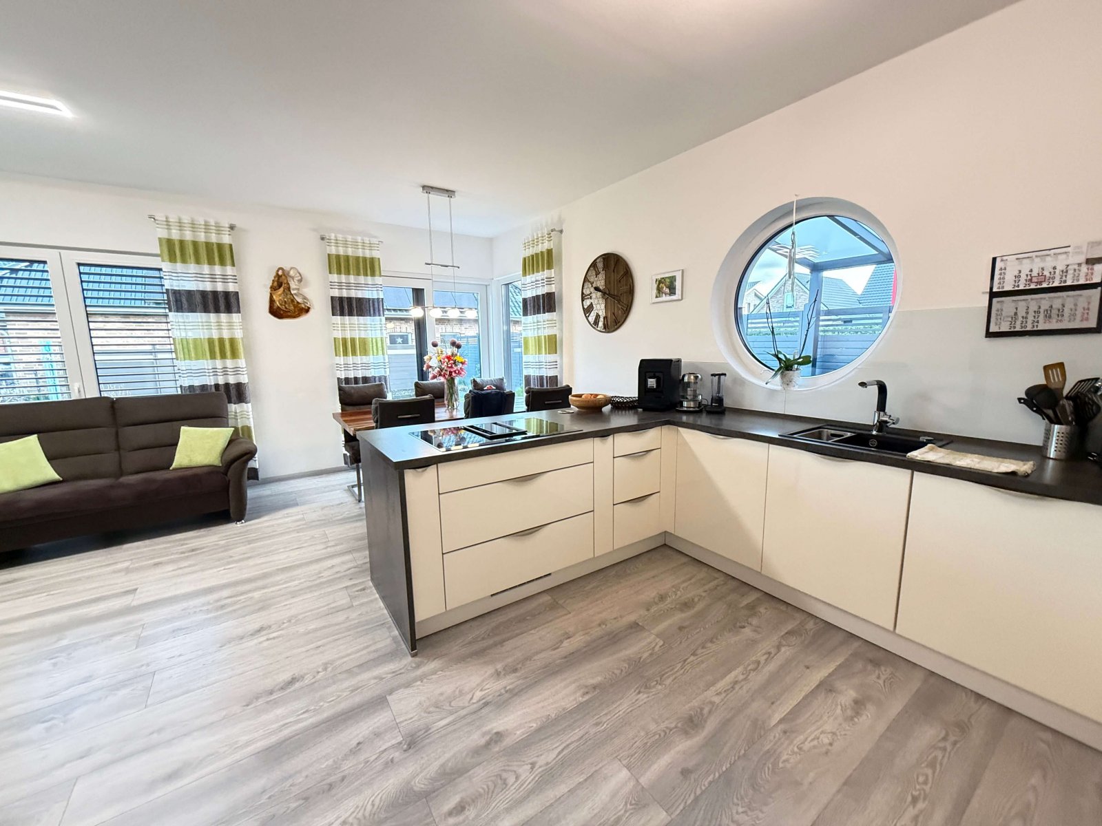 Einbauküche im Kaufpreis enthalten Einbauküche im Kaufpreis enthalten