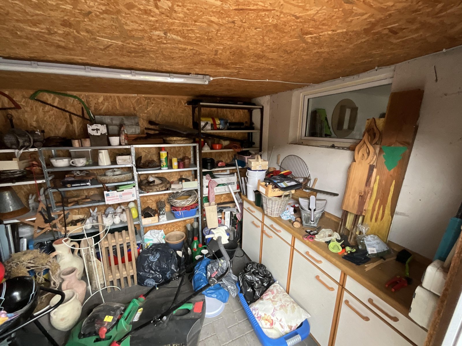 Schuppen hinter der Garage