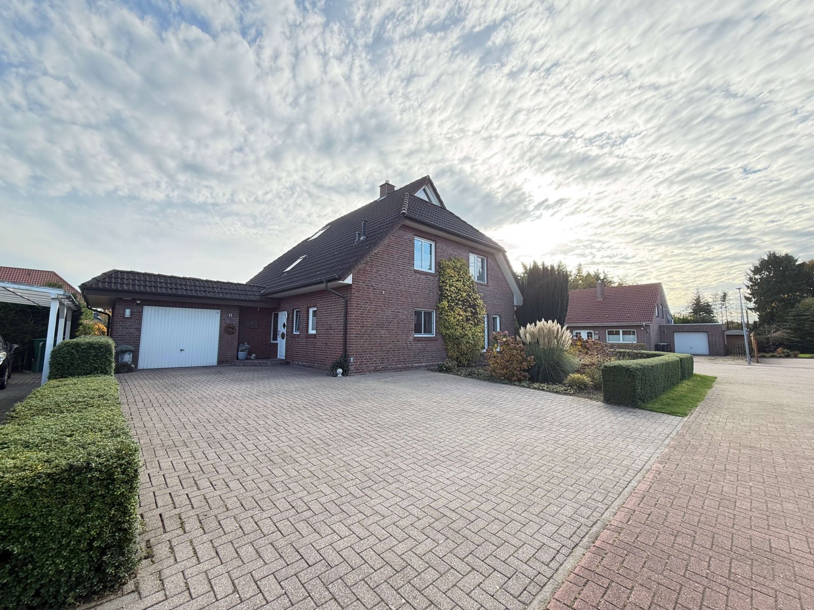 Hausansicht mit Garage