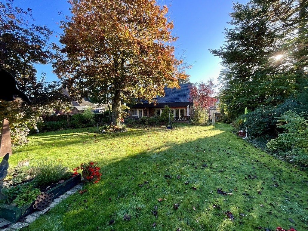 Westansicht des Gartens mit Baumbestand