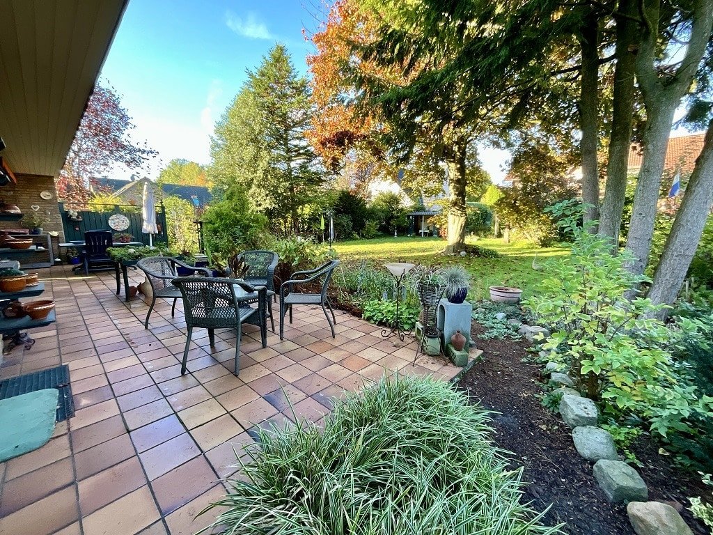 Westterasse mit Blick in den weitläufigen Garten