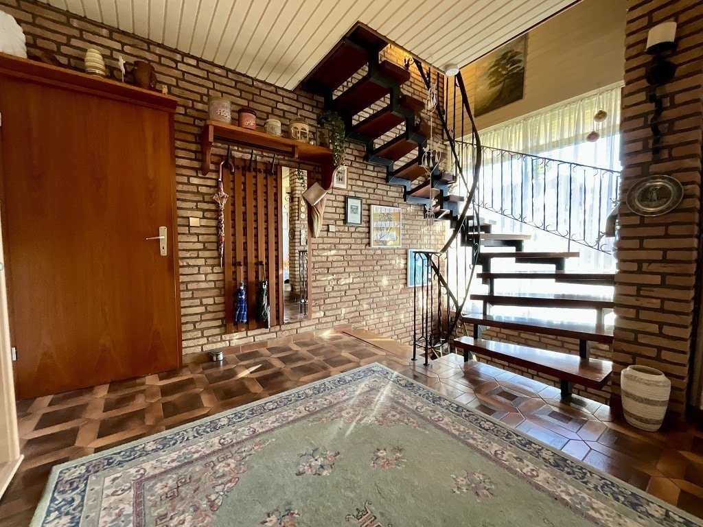 Zugang zum Keller- und Dachgeschoss