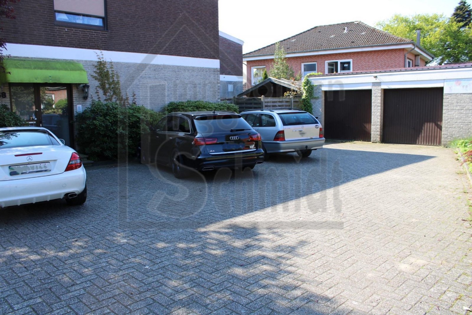 Parkfläche/ Garagen Parkfläche/ Garagen