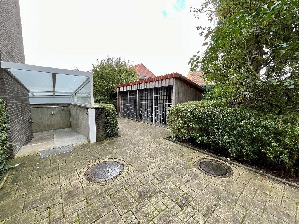 Kelleraußeneingang und Fahrradschuppen