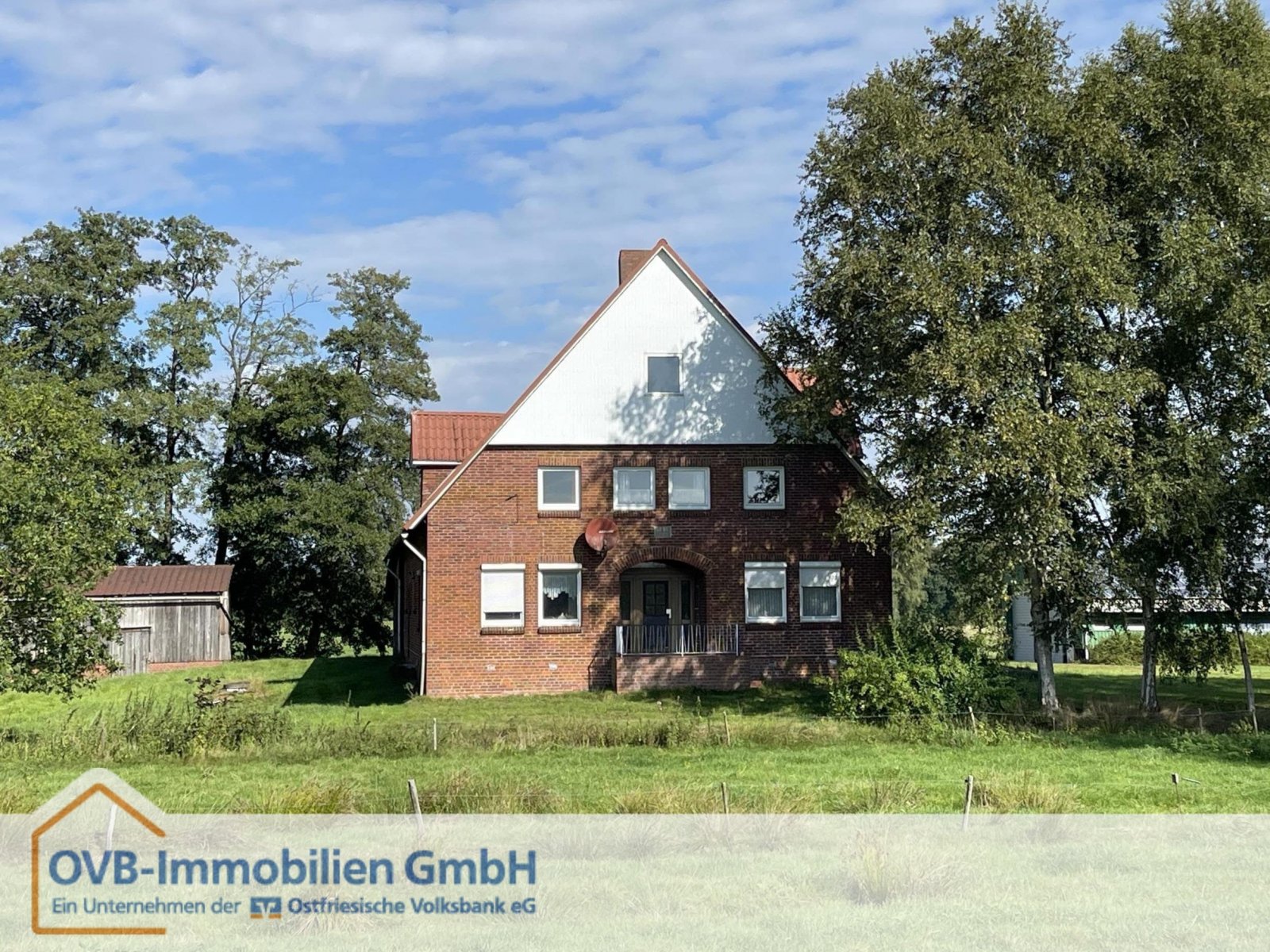 Wischhafen: Resthof mit Grünfläche und moderner Halle Wischhafen: Resthof mit Grünfläche und moderner Halle