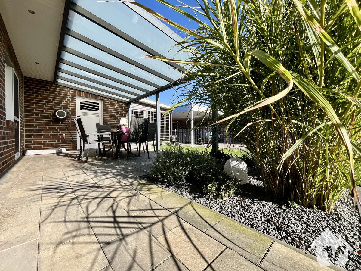 Garten mit überdachter Terrasse 