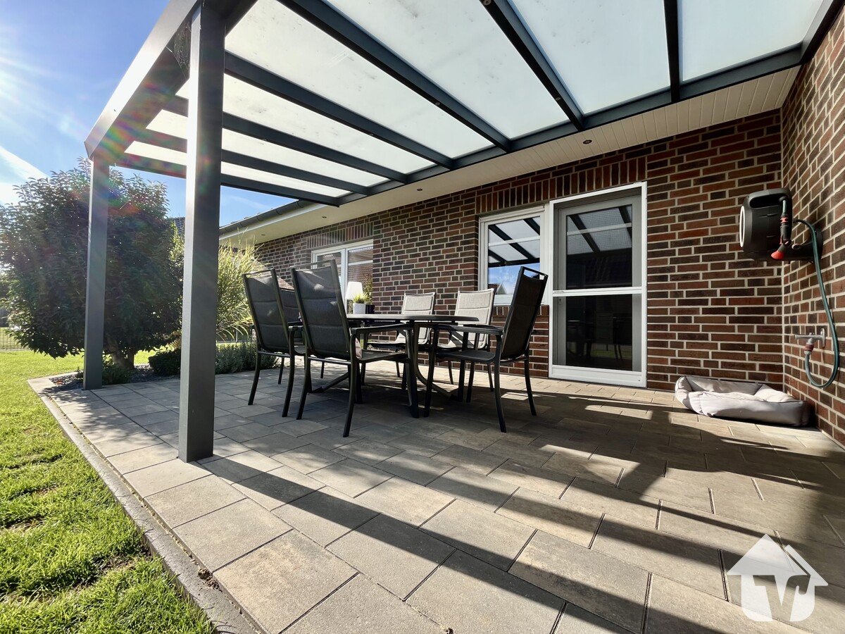 Garten mit überdachter Terrasse 