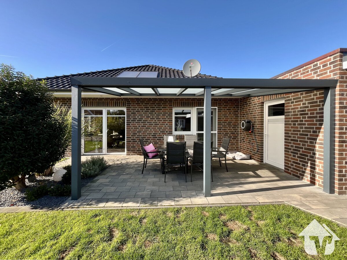 Garten mit überdachter Terrasse 