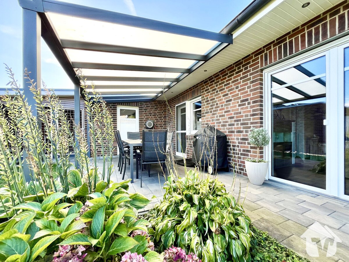 Garten mit überdachter Terrasse Garten mit überdachter Terrasse