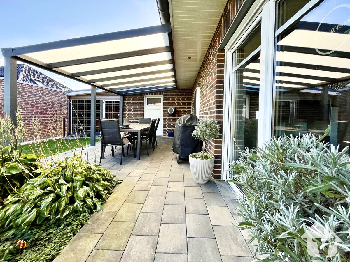 Garten mit überdachter Terrasse Garten mit überdachter Terrasse