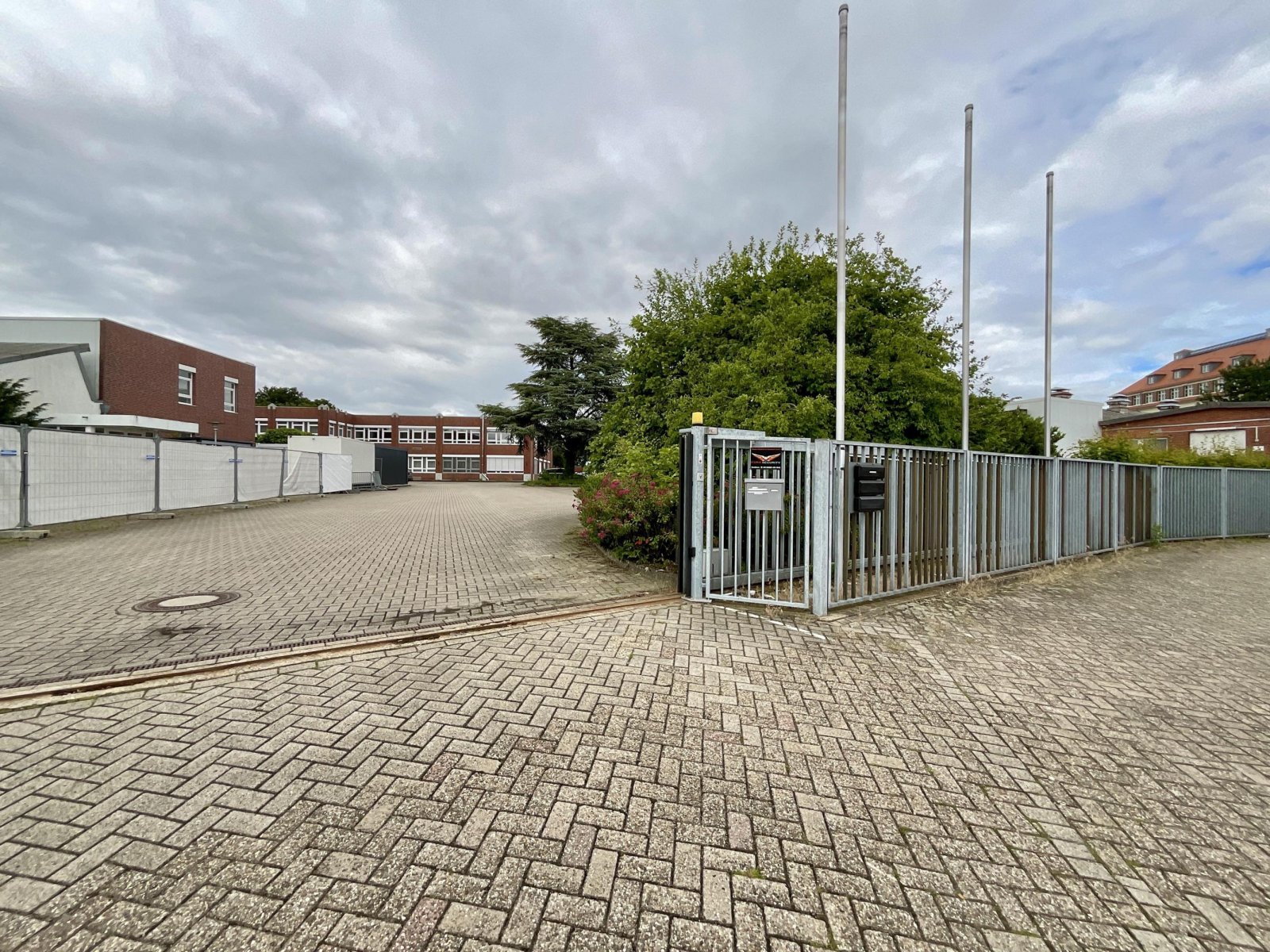 gesicherte Toreinfahrt gesicherte Toreinfahrt