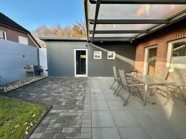 überdachte Terrasse und Zugang Carport