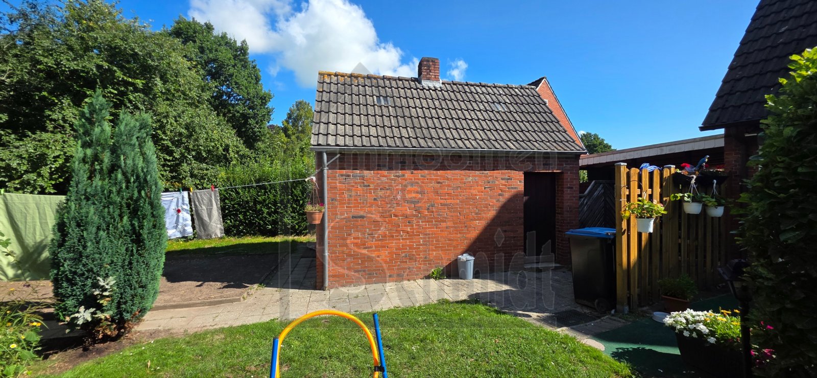 massives Nebengebäude