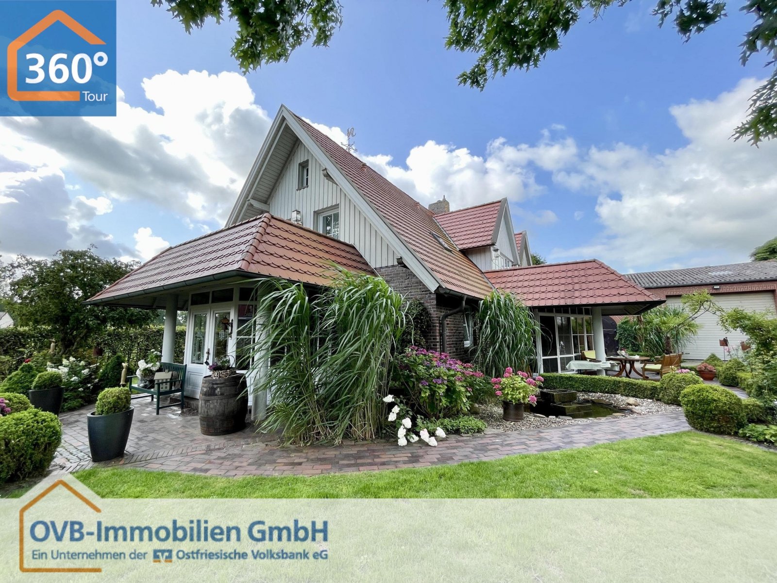 Großefehn: Hochwertiges Wohnhaus im Landhausstil mit liebevoll angelegtem Garten und großer Halle 