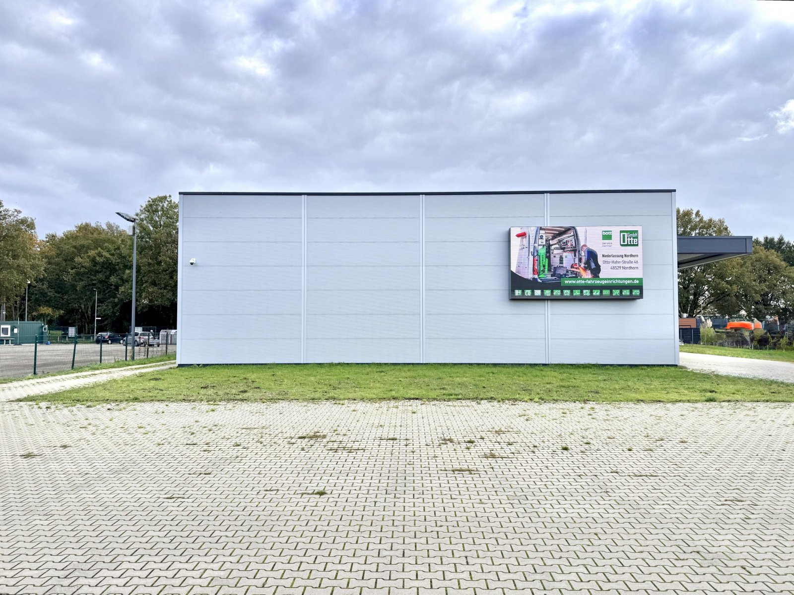 Rückseite inkl. LED-Werbeanlage