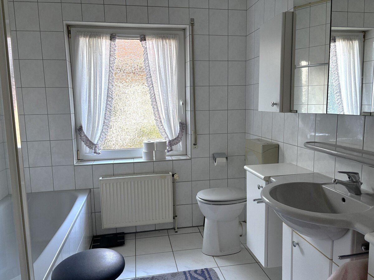 Badezimmer mit Dusche und Badewanne Badezimmer mit Dusche und Badewanne