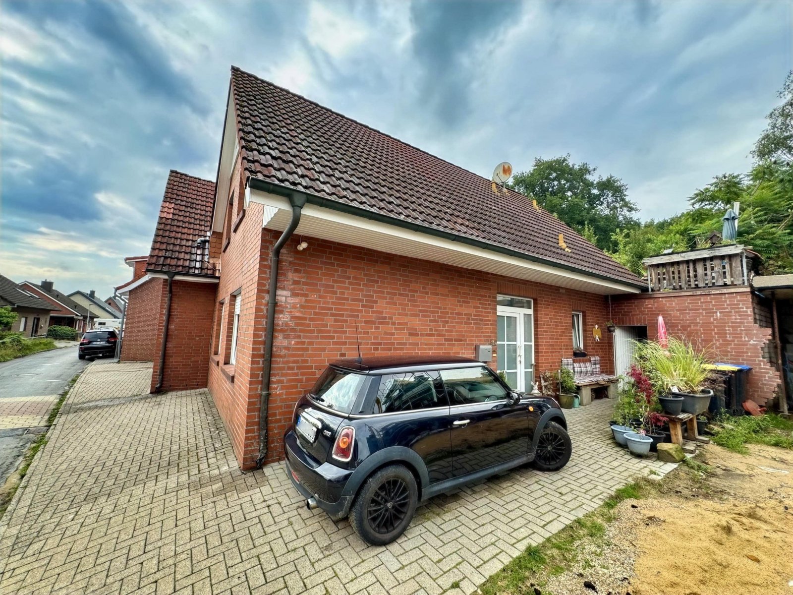 Auffahrt und Hauseingang