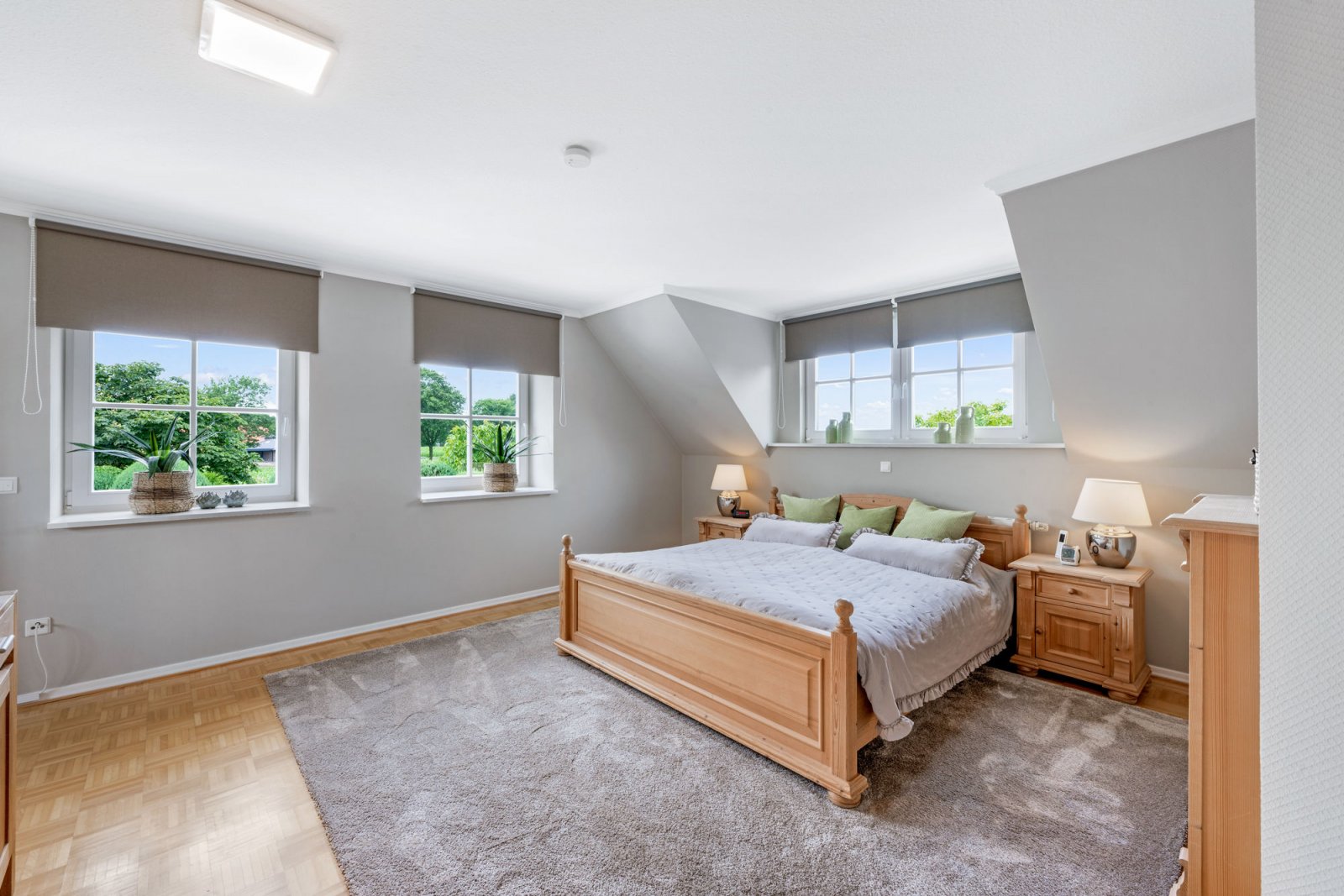 (Eltern-)Schlafzimmer DG (Wohnhaus 2) (Eltern-)Schlafzimmer DG (Wohnhaus 2)