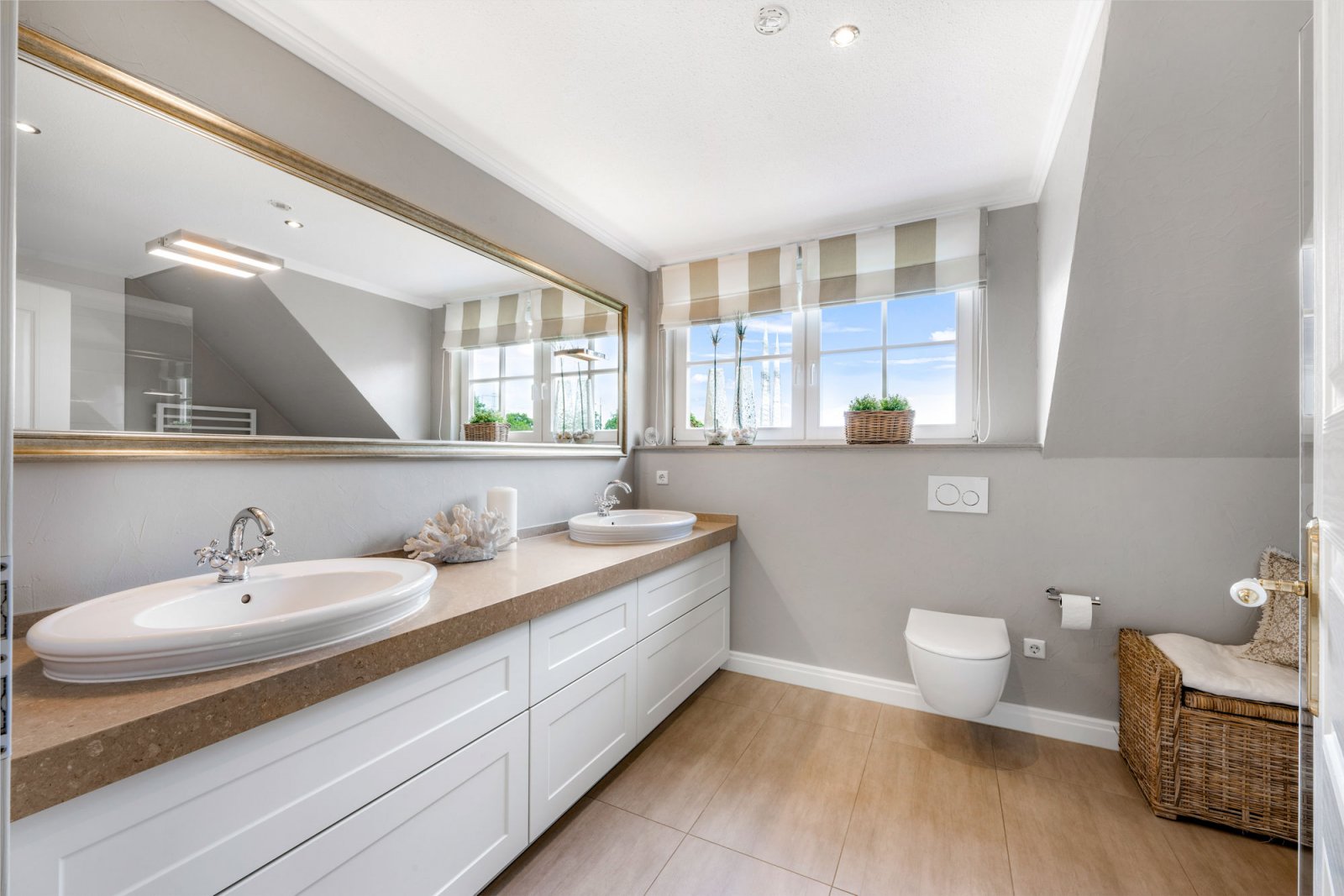 Tageslichtbad DG (Wohnhaus 2) Tageslichtbad DG (Wohnhaus 2)