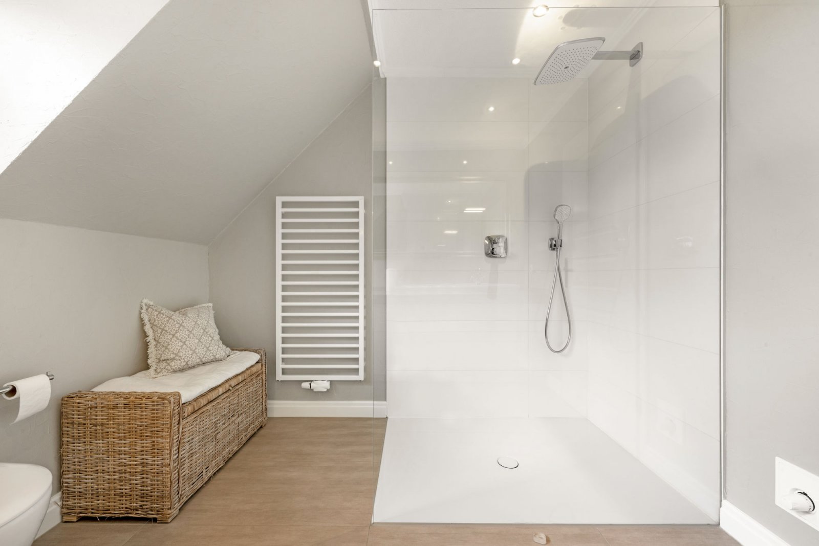 Tageslichtbad DG (Wohnhaus 2) Tageslichtbad DG (Wohnhaus 2)