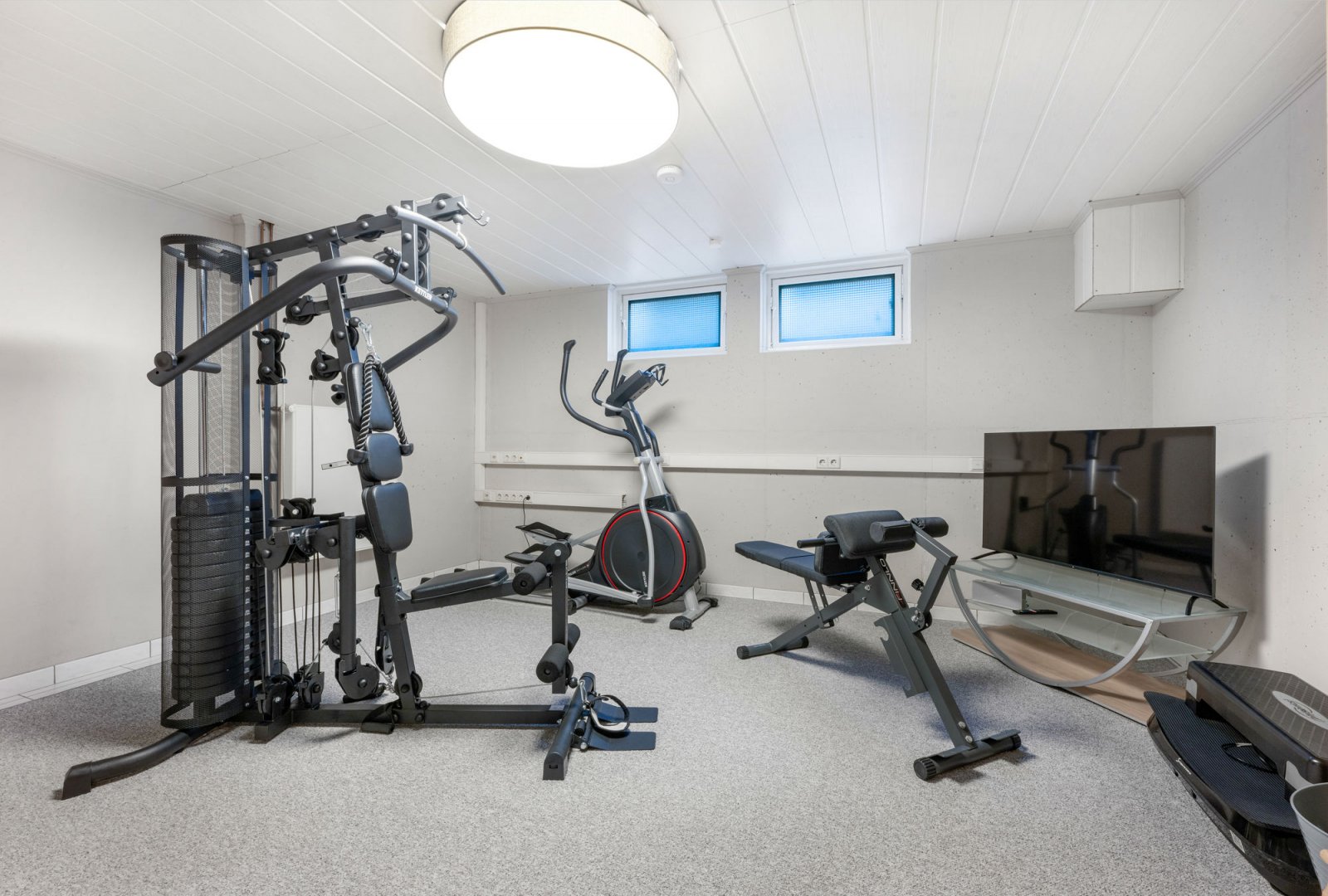 Fitnessraum Kellergeschoss (Wohnhaus 2) Fitnessraum Kellergeschoss (Wohnhaus 2)
