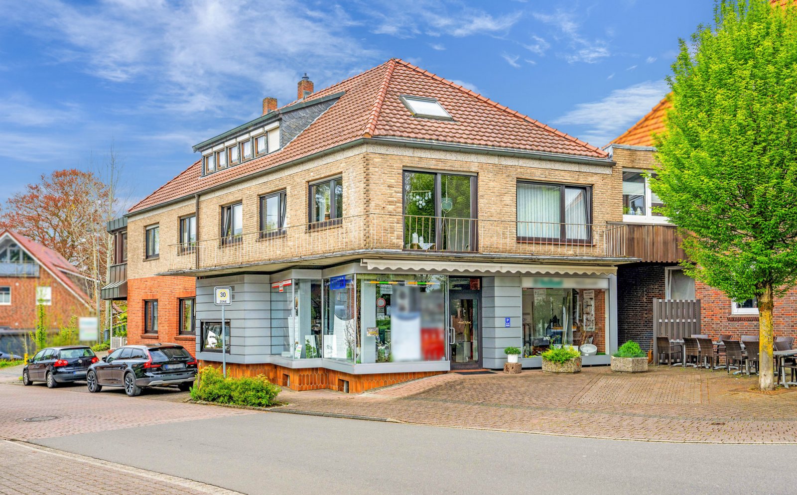 Frontansicht - größeres Gebäude