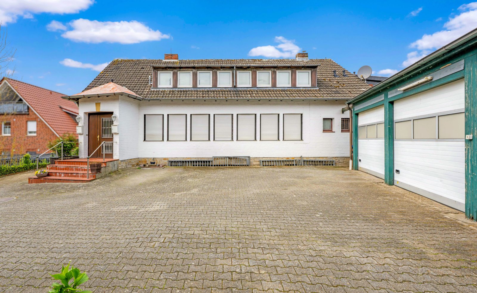 Frontansicht - kleineres Gebäude