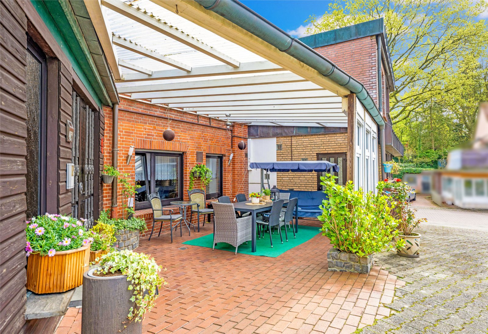 Terrasse - größeres Gebäude