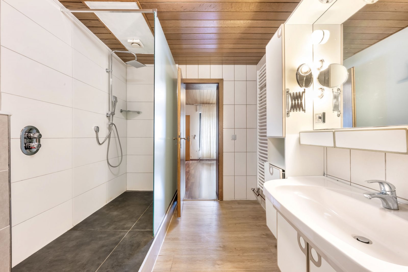 Bad 1 - größeres Gebäude