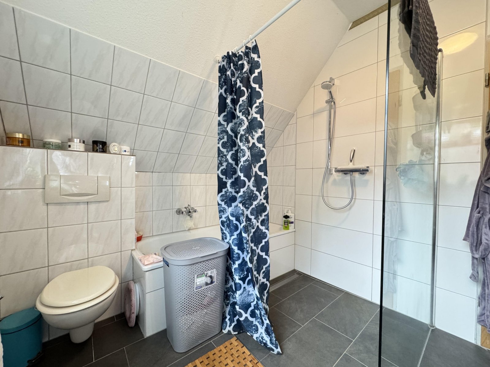 Bad mit Dusche und Badewanne Bad mit Dusche und Badewanne