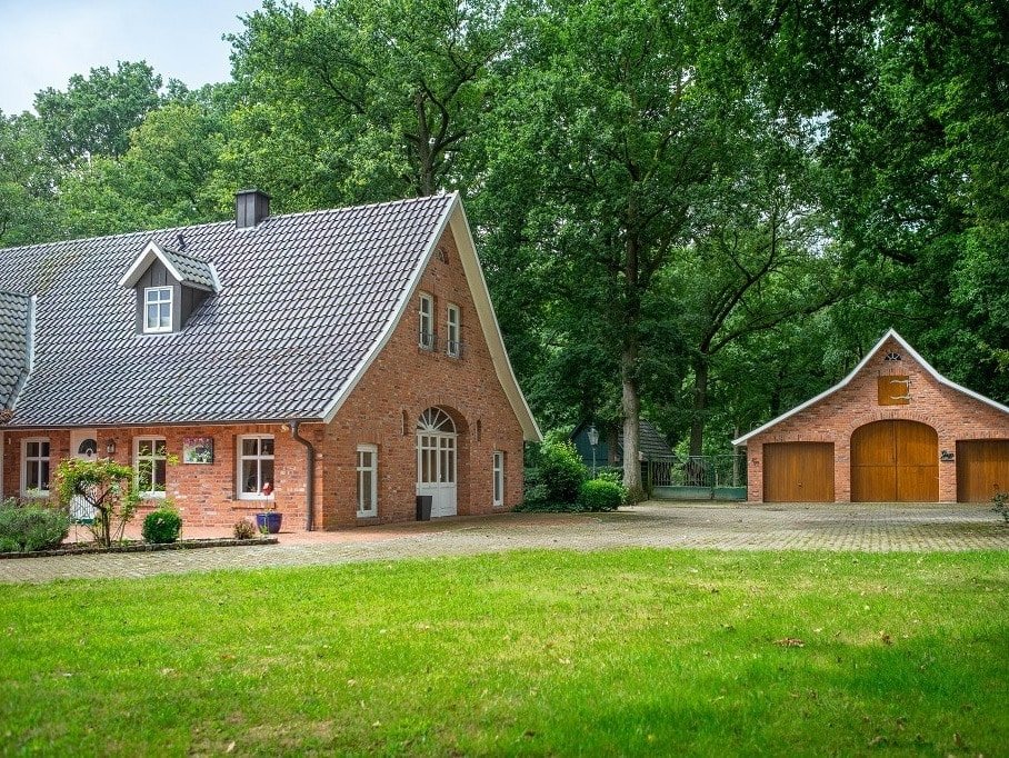 leerstehende Doppelhaushälfte mit Scheune