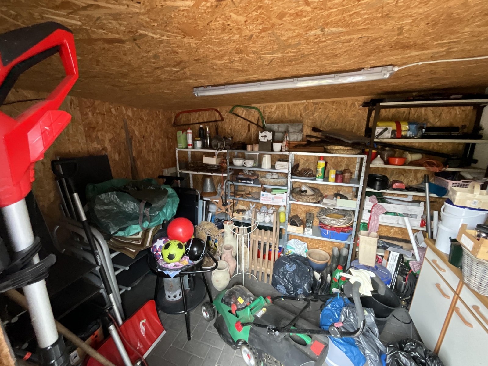 Schuppen hinter der Garage